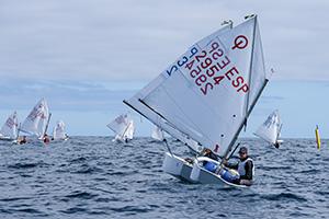 El viento continúa ausentándose del Trofeo Aecio de optimist 